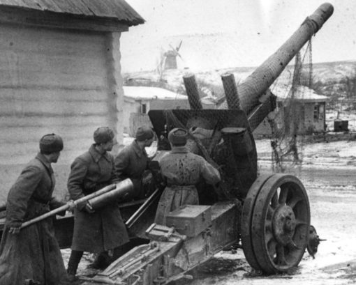152 mm Soviet ML-20 howitzer gun